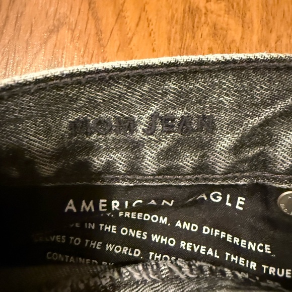 American Eagle Outfitters Black Distressed Mom Jean - Picture 5 of 6